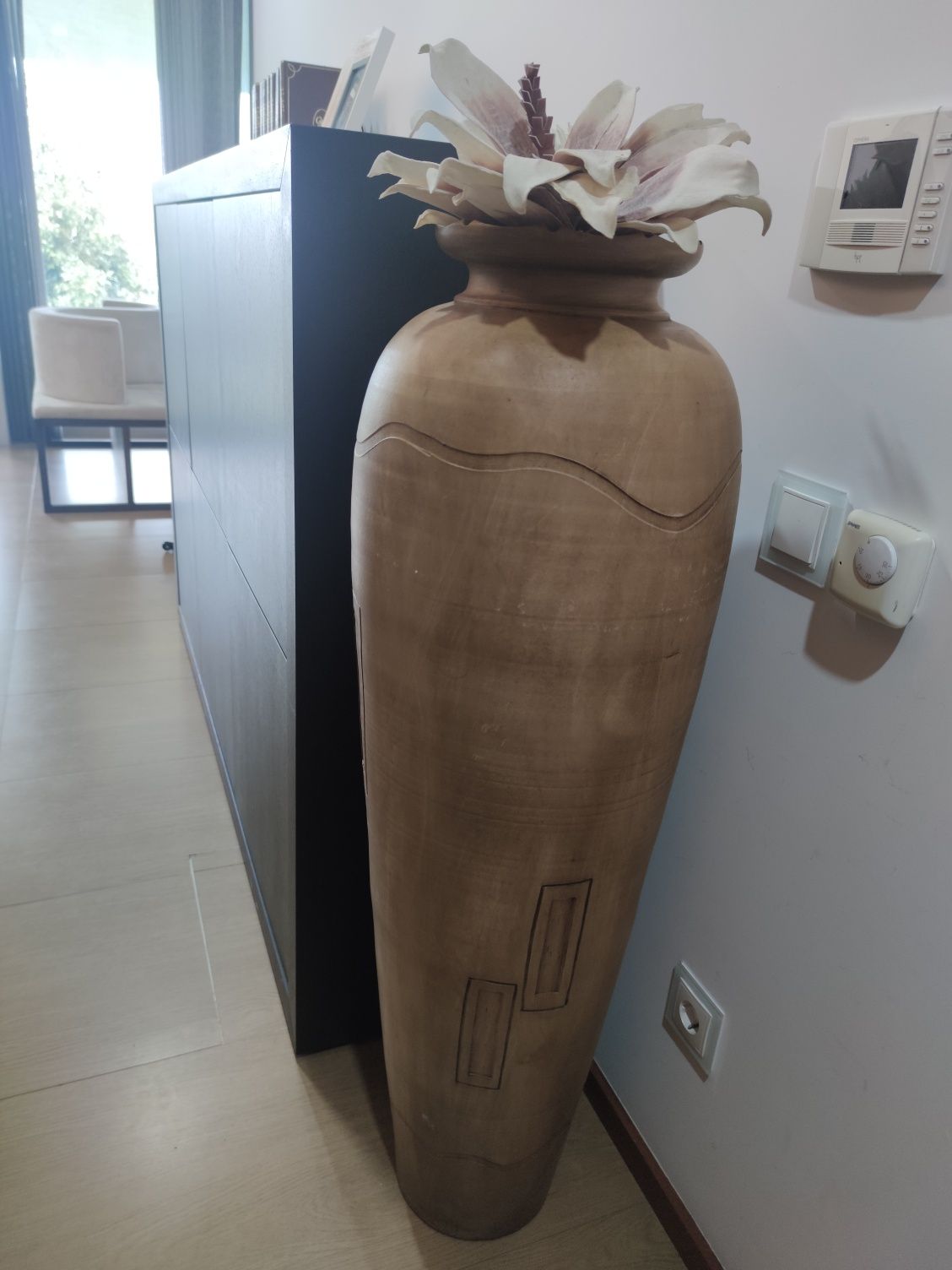 Jarrão cor bege alto. Altura 120cm x largura 38 cm