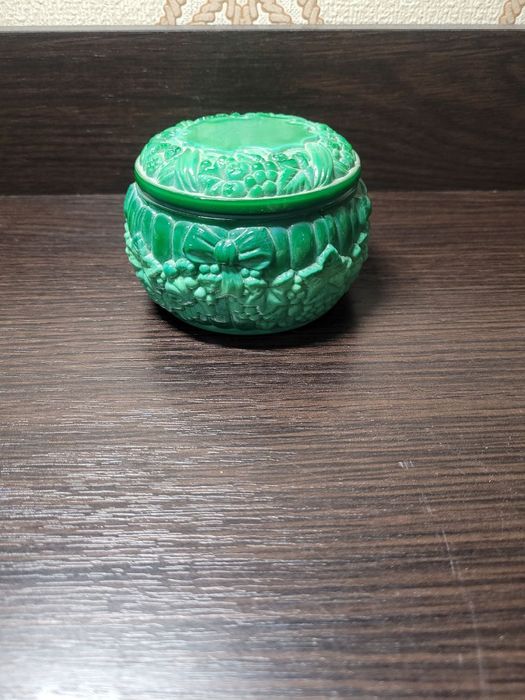 Шкатулка малахитовой стекло.