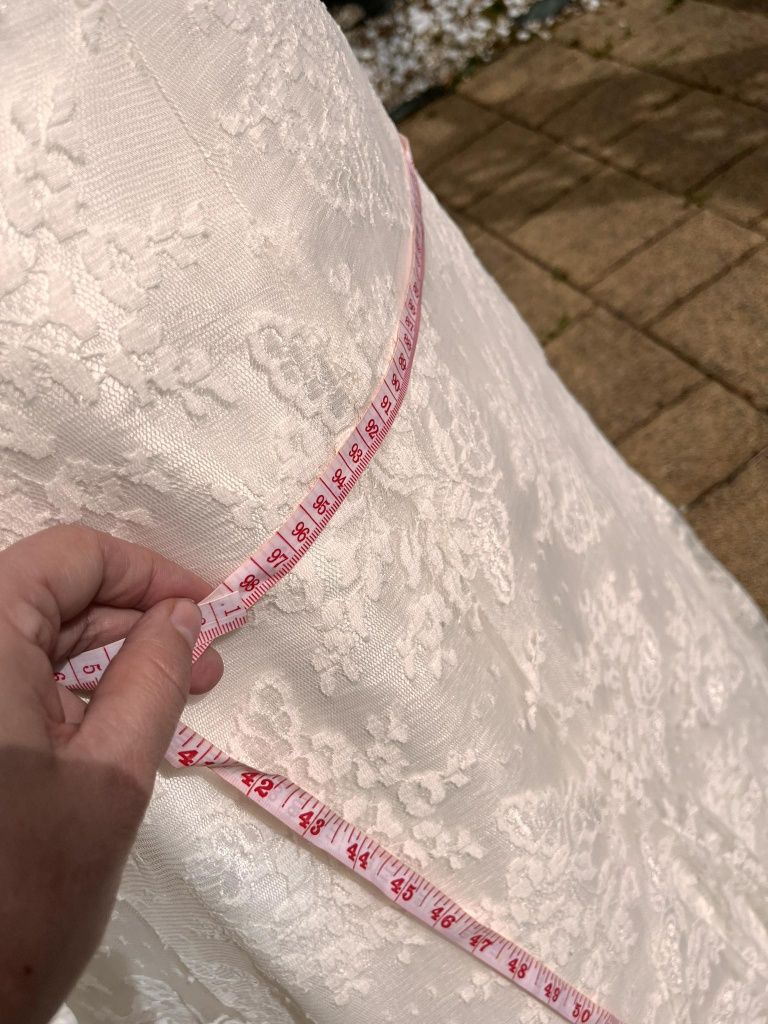 Suknia ślubna w kolorze ecru