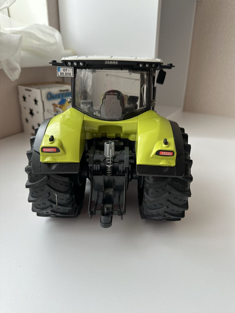 Трактор Bruder Claas Axion