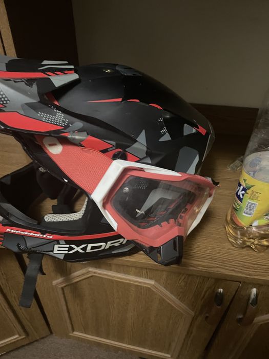 Мотошлем з окулярами