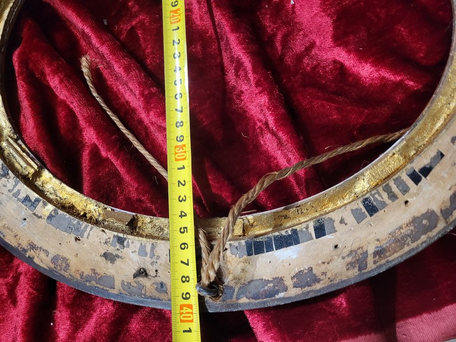 Stary krzyż w starej ramie bez szkła