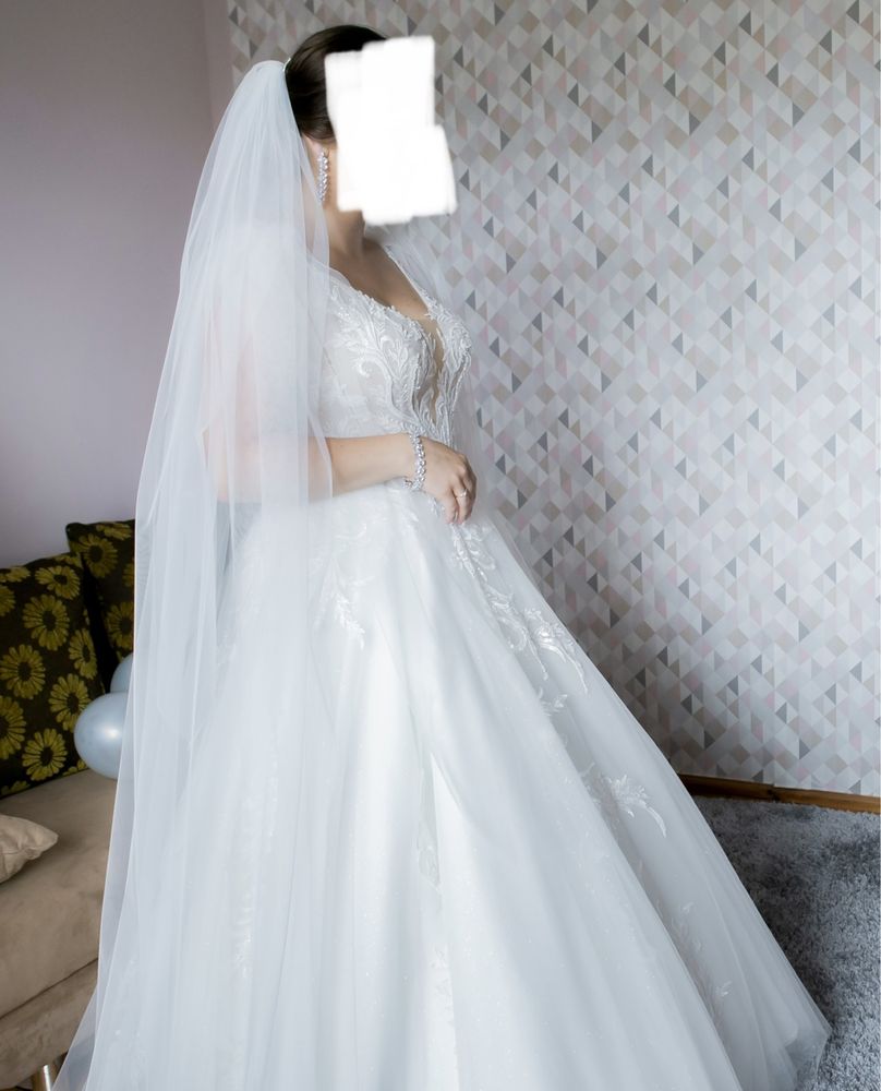 Suknia ślubna z długim welonem