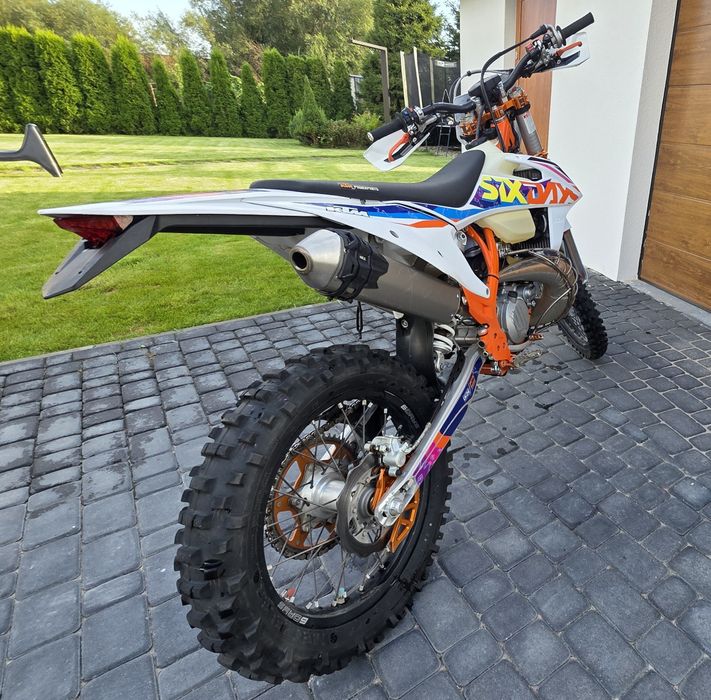 KTM 250 TPI Six Days 2T, dużo dodatków