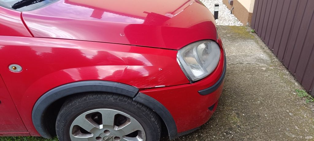 Opel Corsa uszkodzony