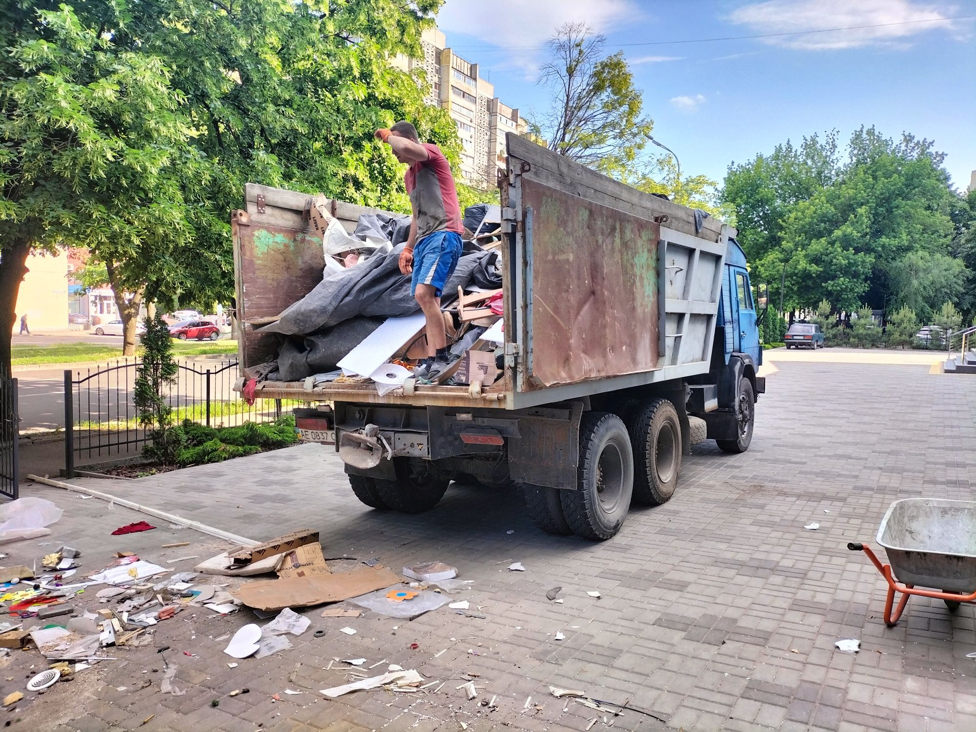 Грузоперевозки КАМАЗ САМОСВАЛ+грузчики, вывоз мусора, песок, щебень, д