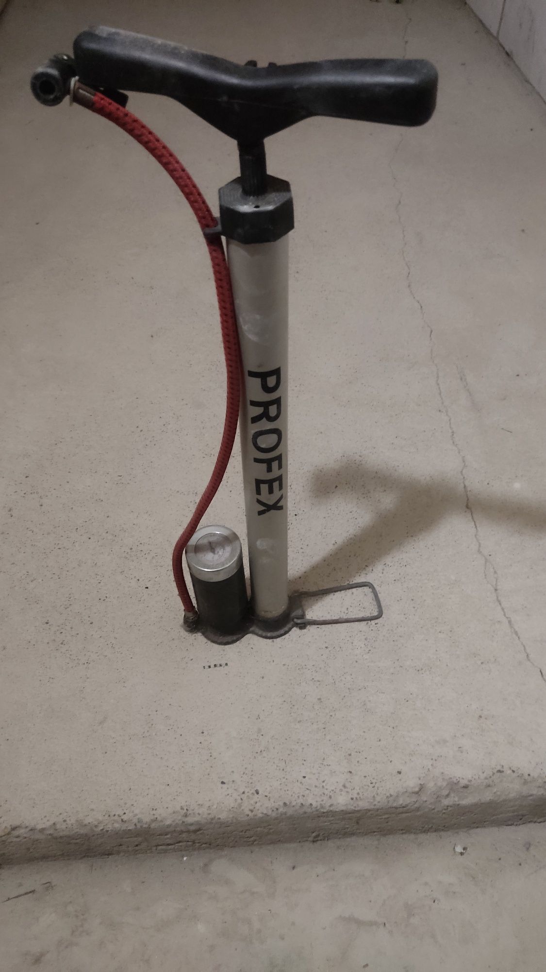 Pompka do roweru z cisnieniomierzem.