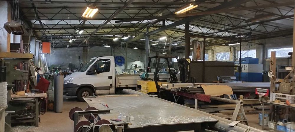 Sprzedam działkę inwestycyjną z biurowcem i halą produkcyjną