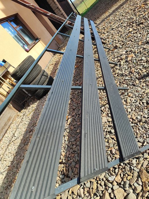 Barierka metalowa z deskami kompozytowymi