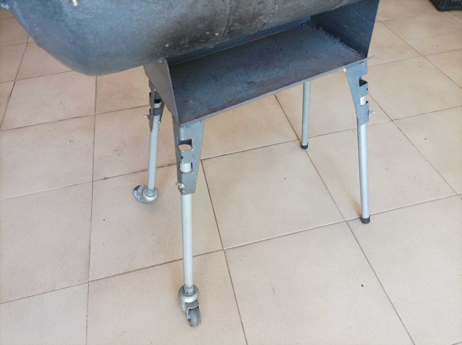 Grelhador portátil de ferro fundido com rodinhas