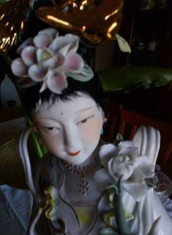 Estatueta de chinesa em porcelana