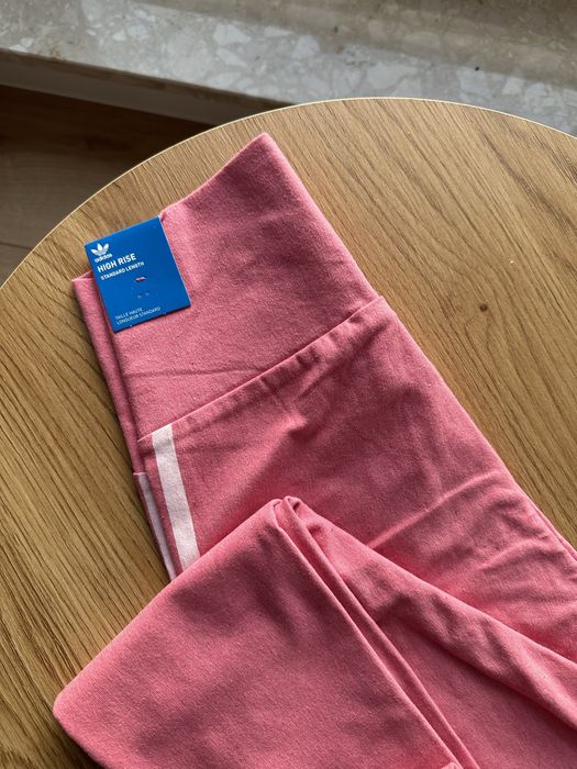 Zestaw sportowy Adidas Fakten koralowy (top oraz legginsy)