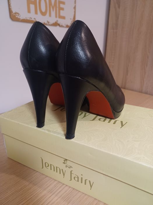 Czarne szpilki z czerwoną podeszwą Jenny Fairy