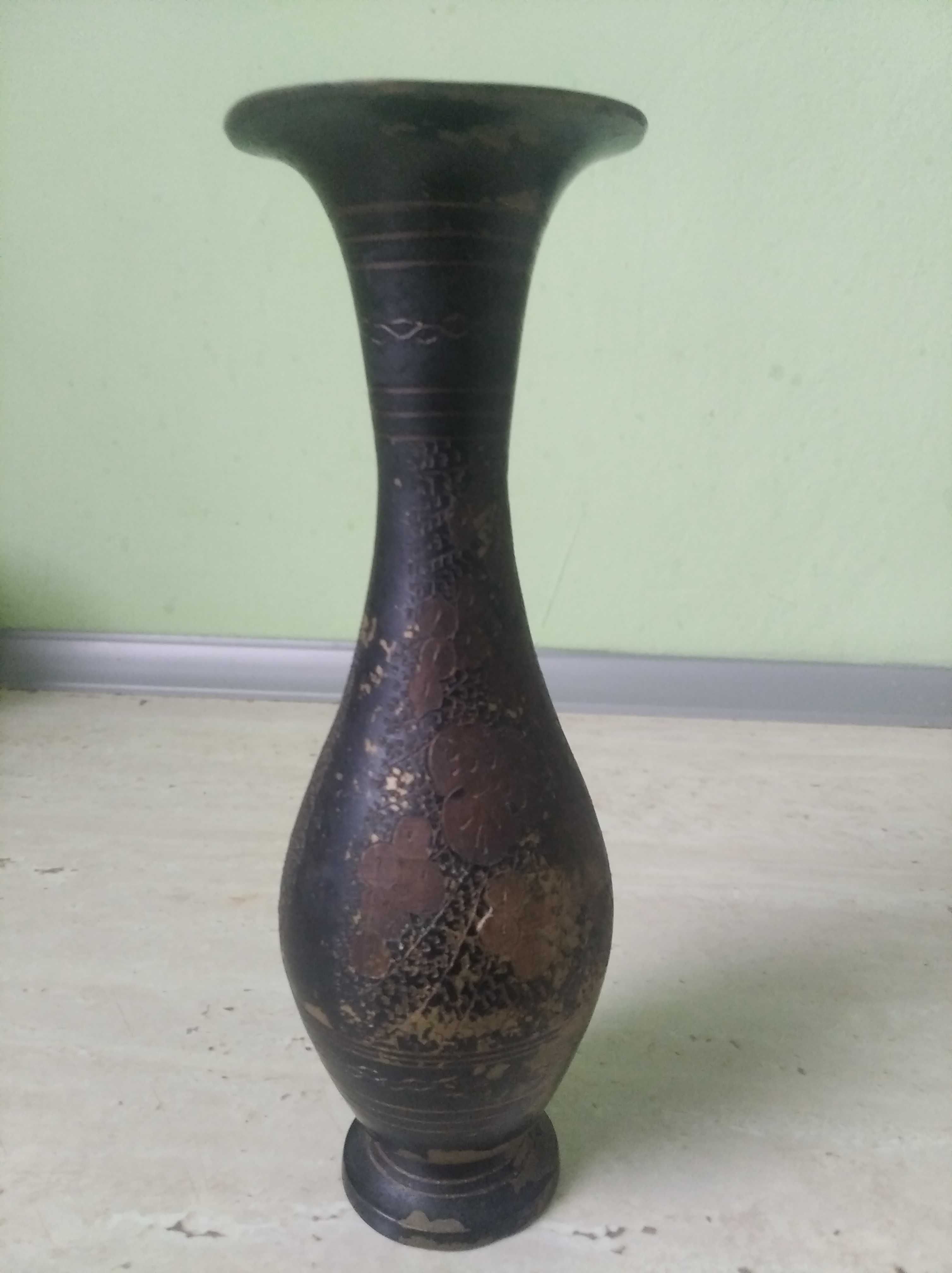 Indyjski czarny wazon