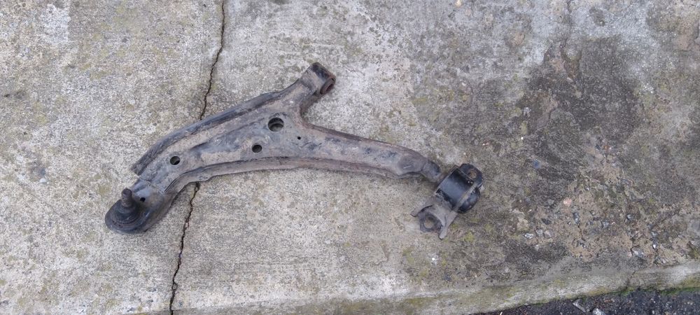 Ричаг передній правий нижній на Nissan Almera