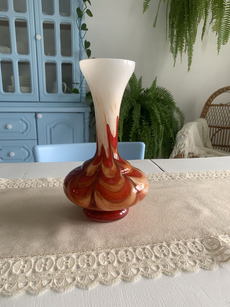 Ozdobny wazon biały czerwony