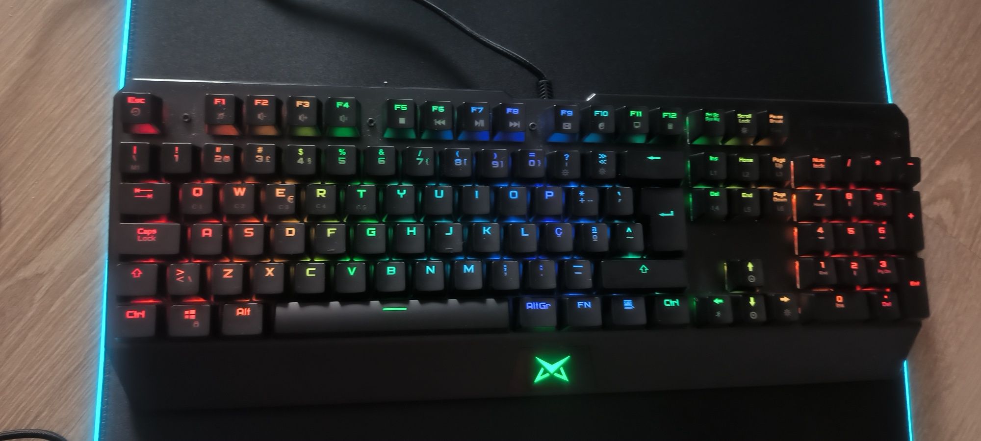 Teclado RGB e tapete Matrics led cores