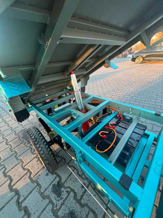 Самосвальний електричний трицикл.