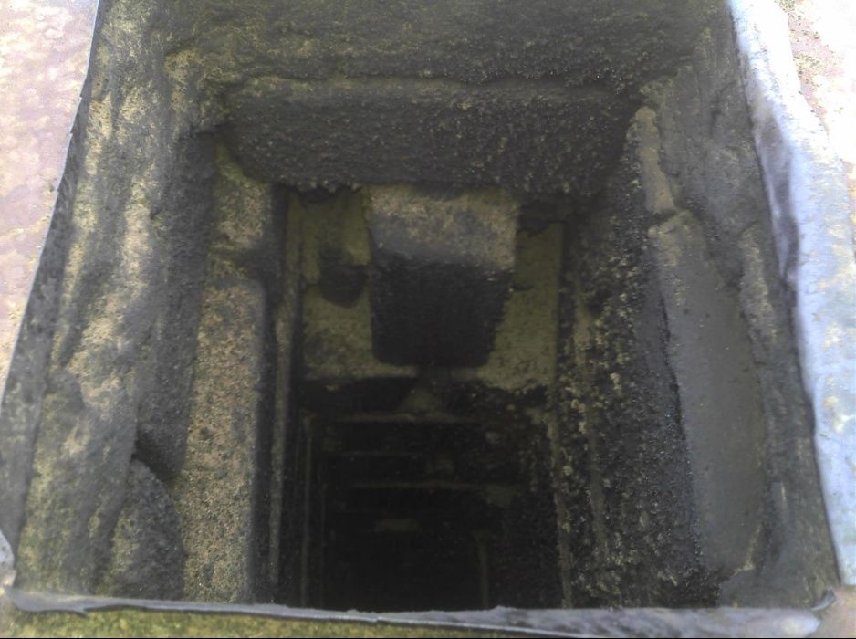 Czyszczenie mechaniczne kominów, usuwanie twardej sadzy, przetykanie.