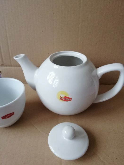 Lipton - filiżanki z dwoma czajniczkami