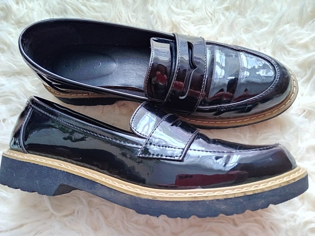 Mokasyny lordsy 38/39 lakierowane czarne bdb stan