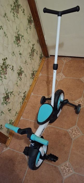 Дитячий триколісний велосипед з батьківською ручкою.
Стан нормальний,