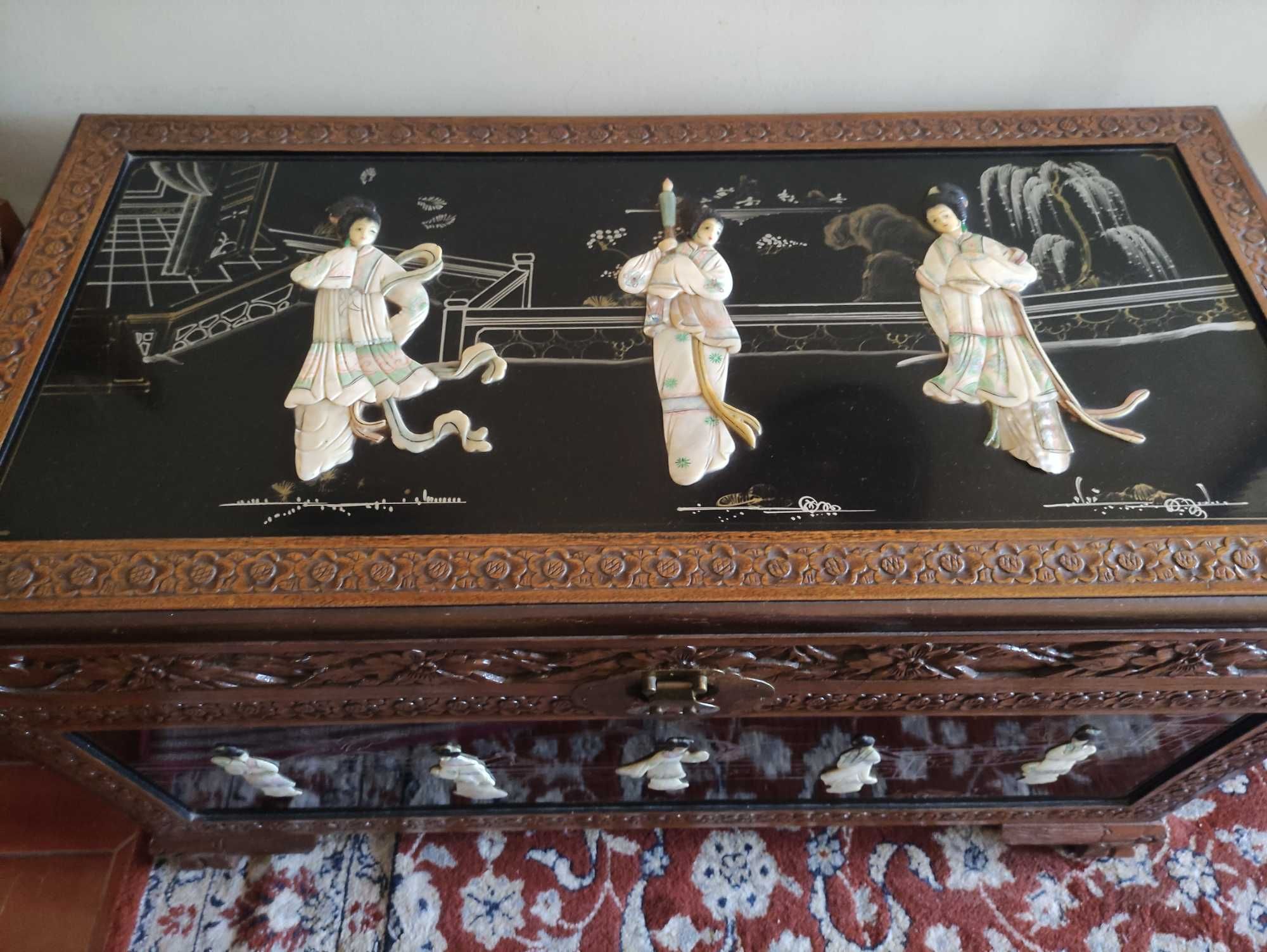 Mala de cânfora com figuras