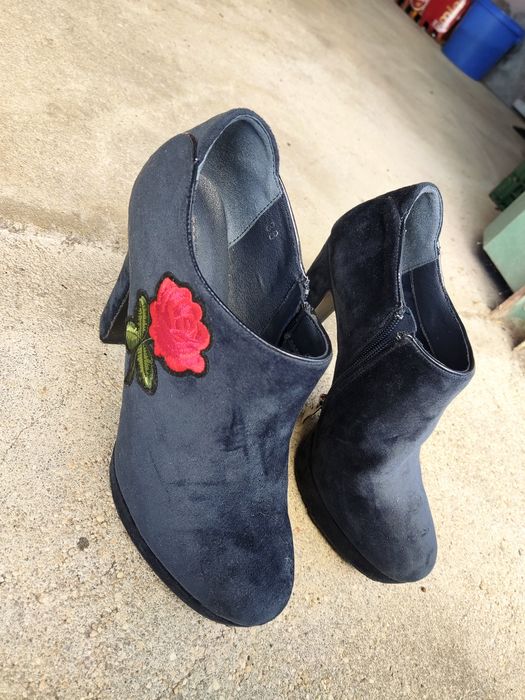 Botins azul-escuro com bordado de rosa – tamanho 38