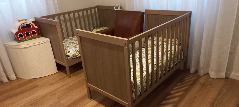 Dois berços ideal para gémeos com colchões