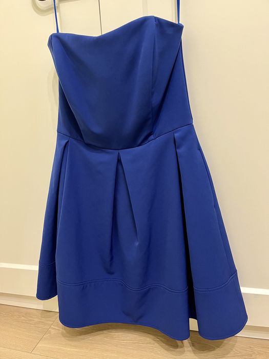 Elegancka niebieska sukienka, rozkloszowany fason