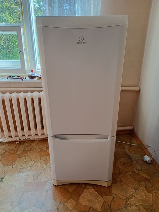 Lodówka Indesit BAAN 10 z zamrażalnikiem dolnym