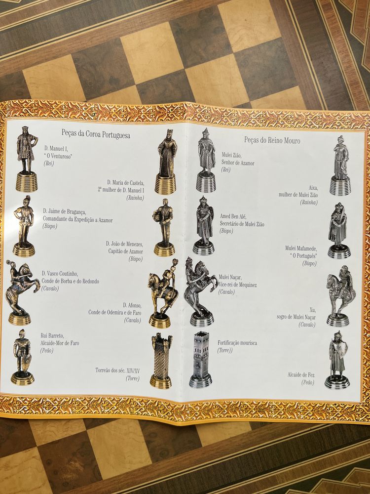 Mesa de xadrês com figuras em estanho e acabamentos em ouro e prata
