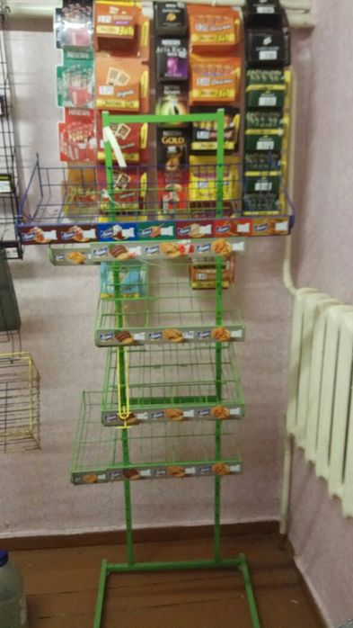 Стеклянные и железные полки и кубы .