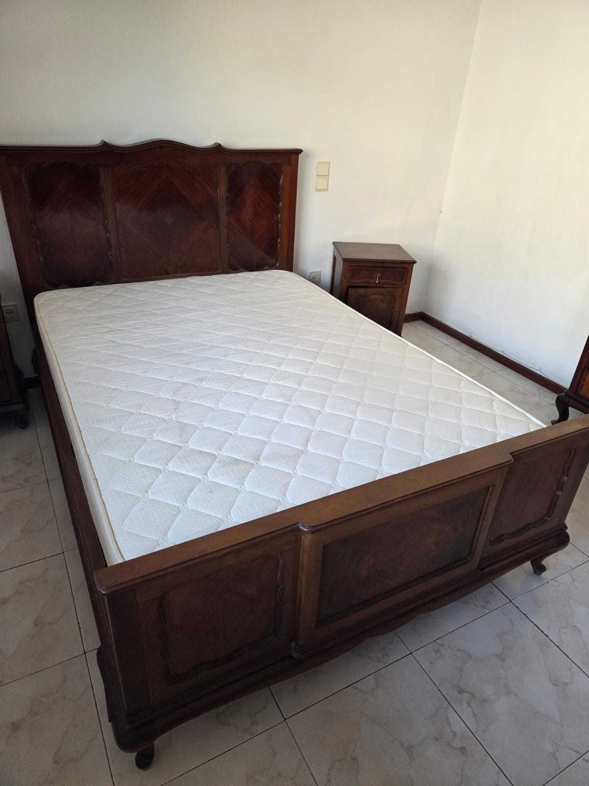 Cama de Casal Clássica em Madeira Maciça + Colchão