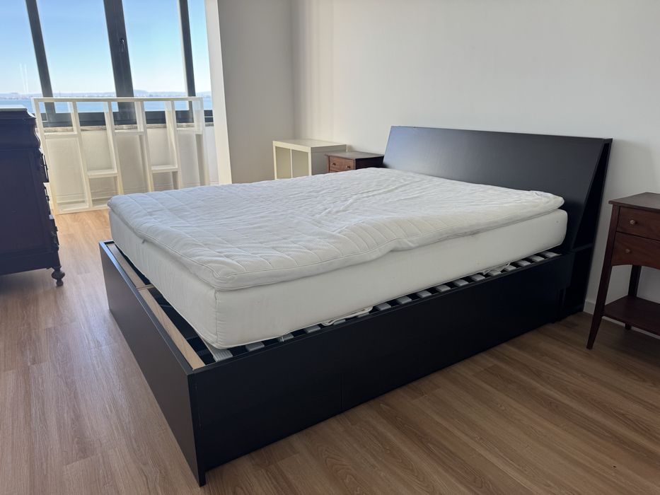 3 camas com estrados e colchões, 2 roupeiros e 2 mesas de cabeceira