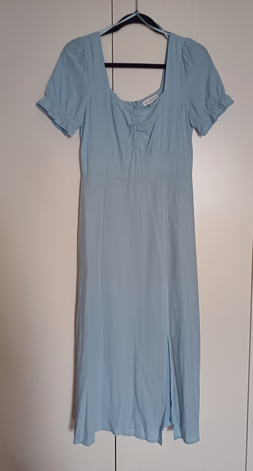 Błękitna sukienka midi z rozcięciem Warehouse