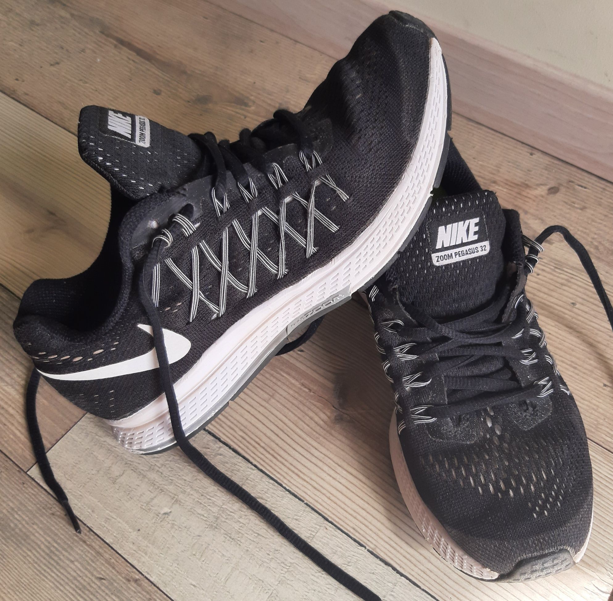 Кросівки NIKE (р.37,5)