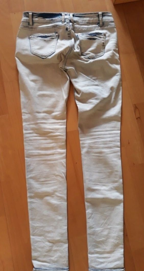 Spodnie jeansowe z przetarciami,  rozmiar M