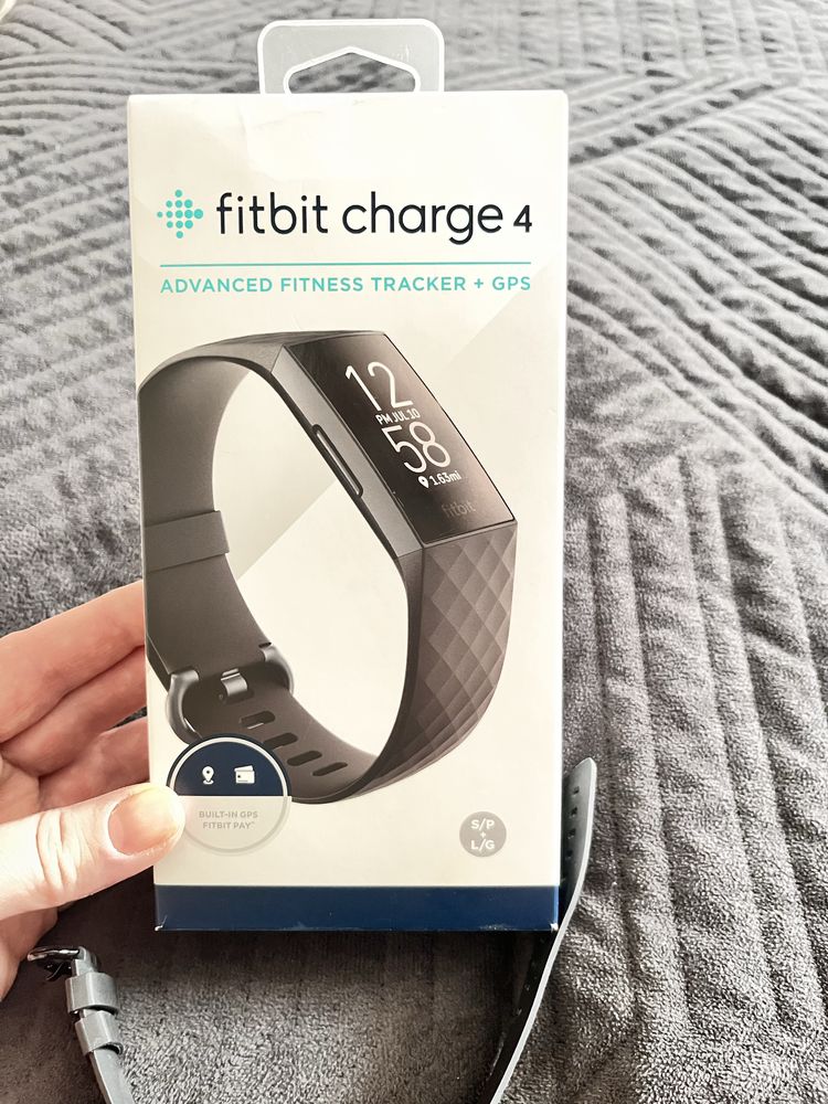 Фітнес годинник fitbit charge 4