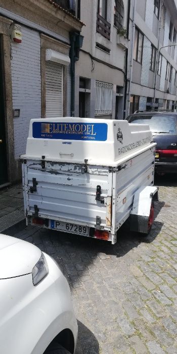 Atrelado com caixa basculante