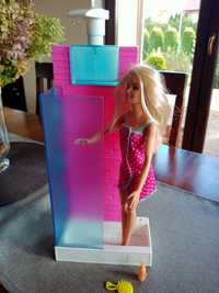 Lalka Barbie pod prysznicem