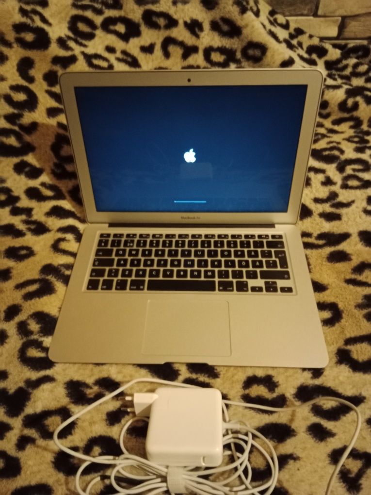 MacBook Air sprawny z ładowarką