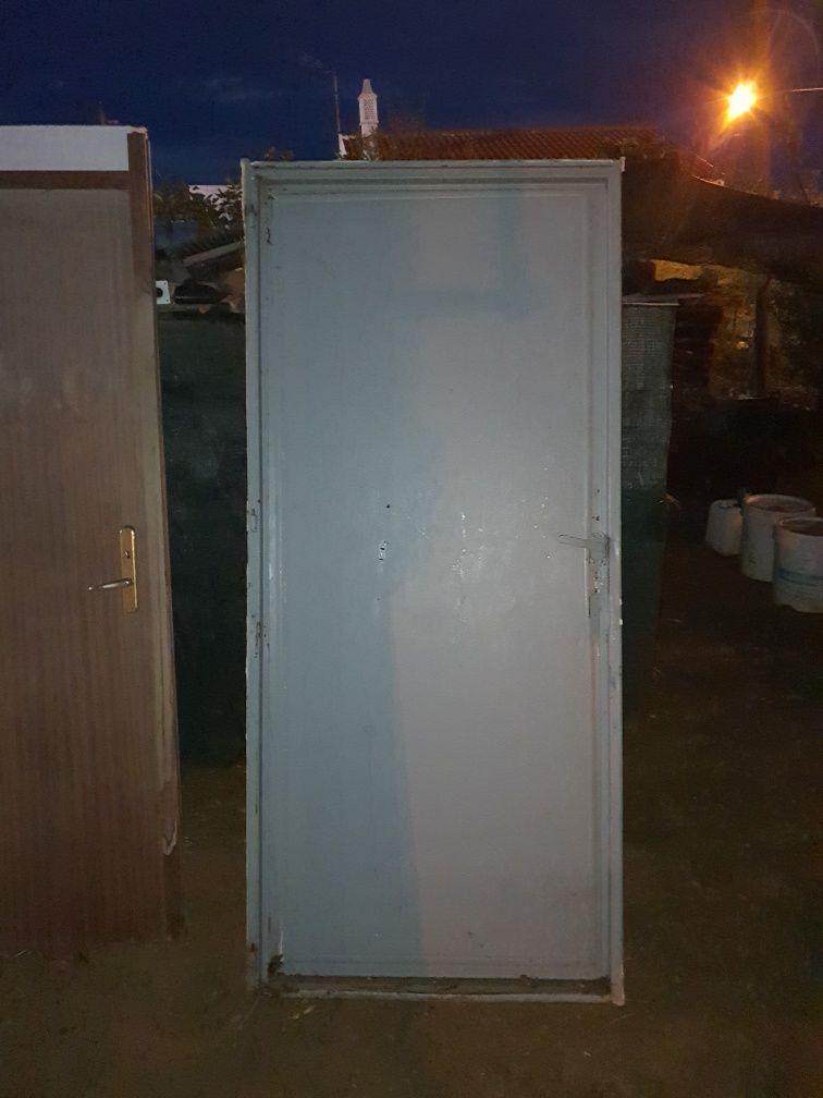 Porta em madeira e metal