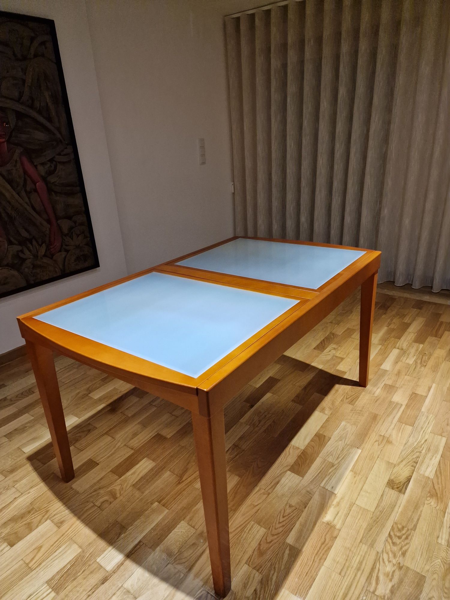 Mesa de jantar extensivel com tampo em vidro e cerejeira