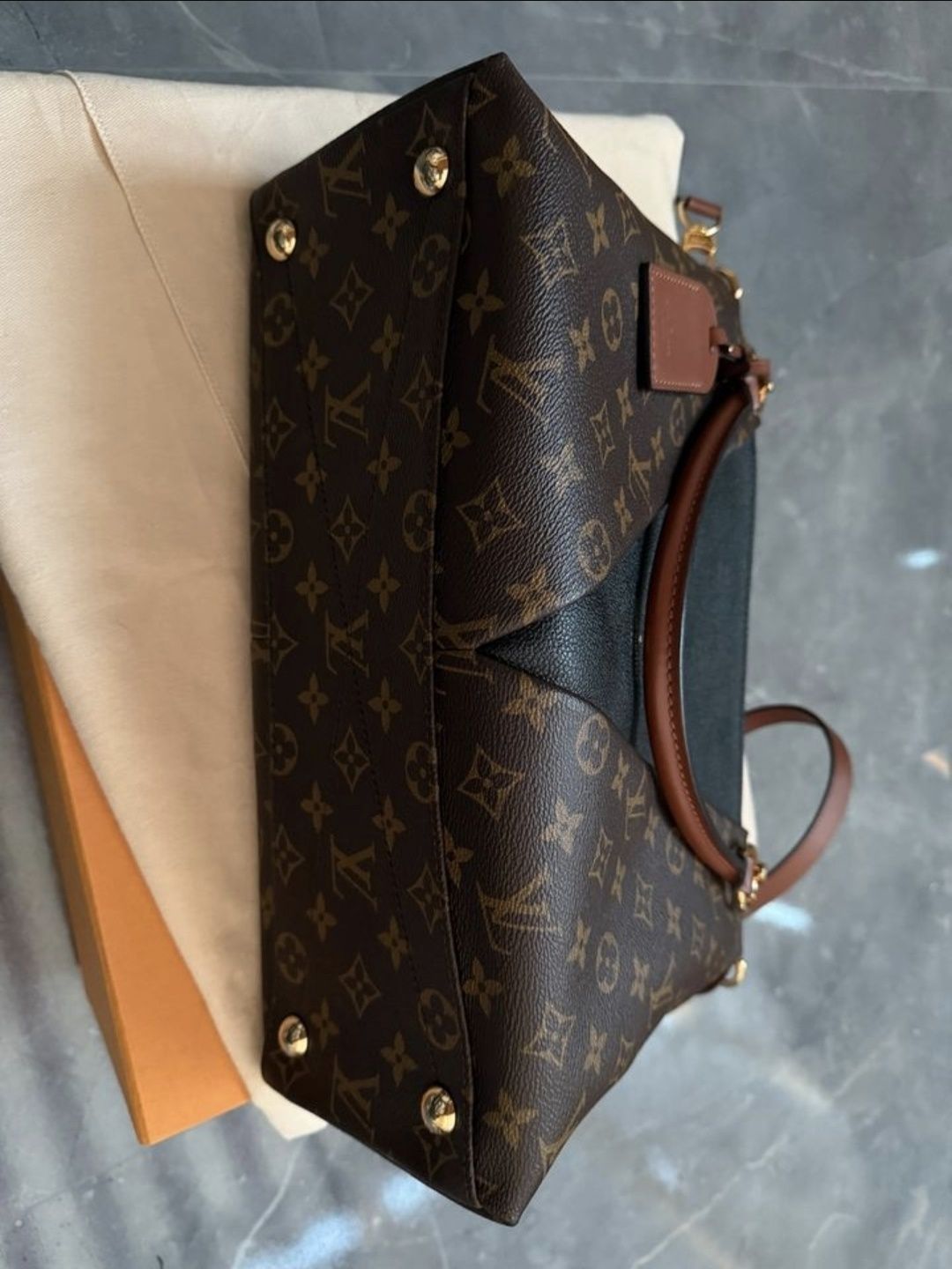 Torebka Louis Vuitton V Tote z płótna z monogramem w doskonałym stanie