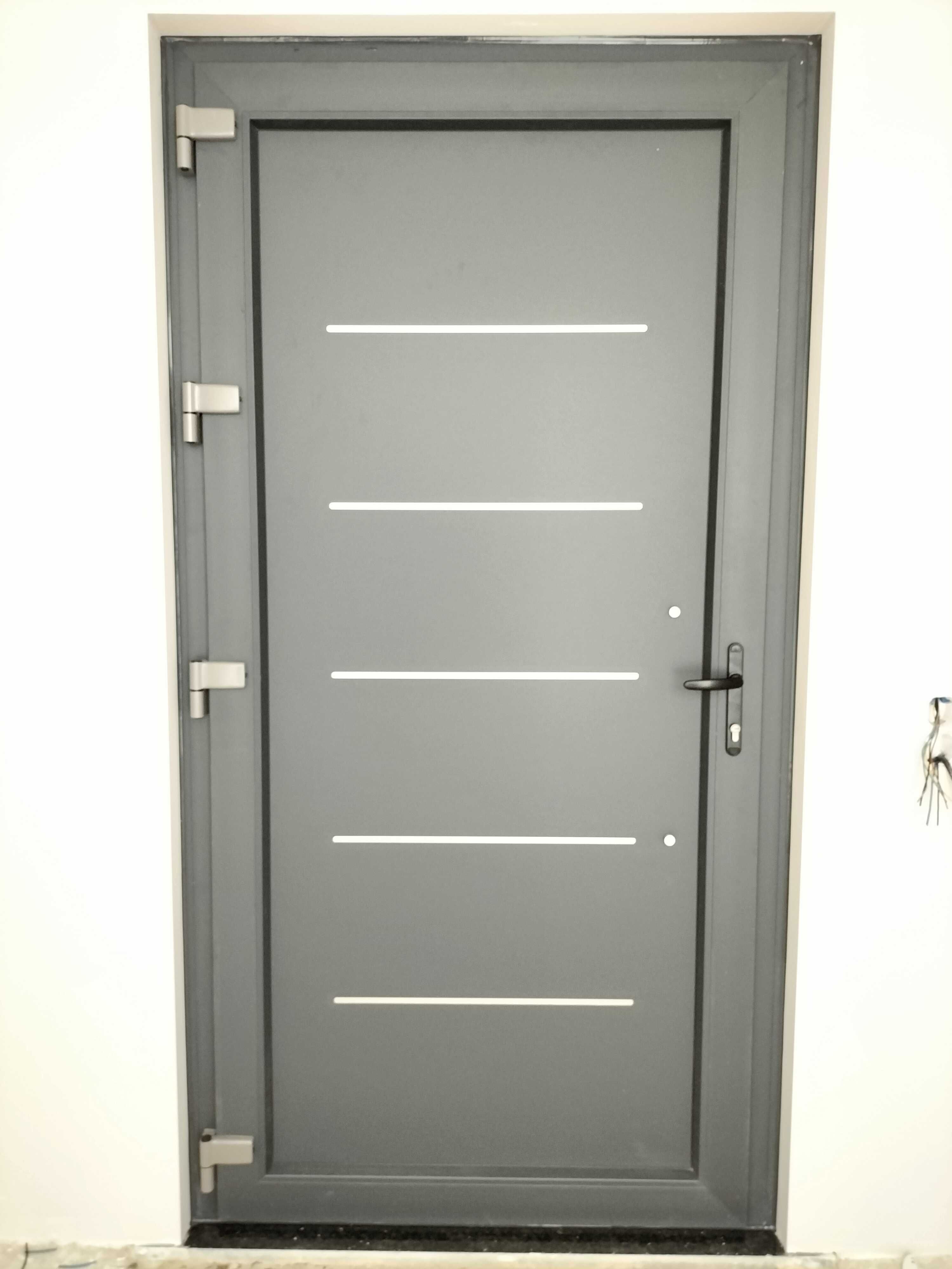 Janelas e portas em PVC, estores, Marquises, portadas em alumínio
