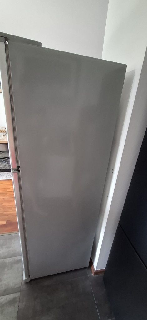 Lodówka Sharp SJ-P43N-SL2 – 370L, zadbana, małe wgniecienia