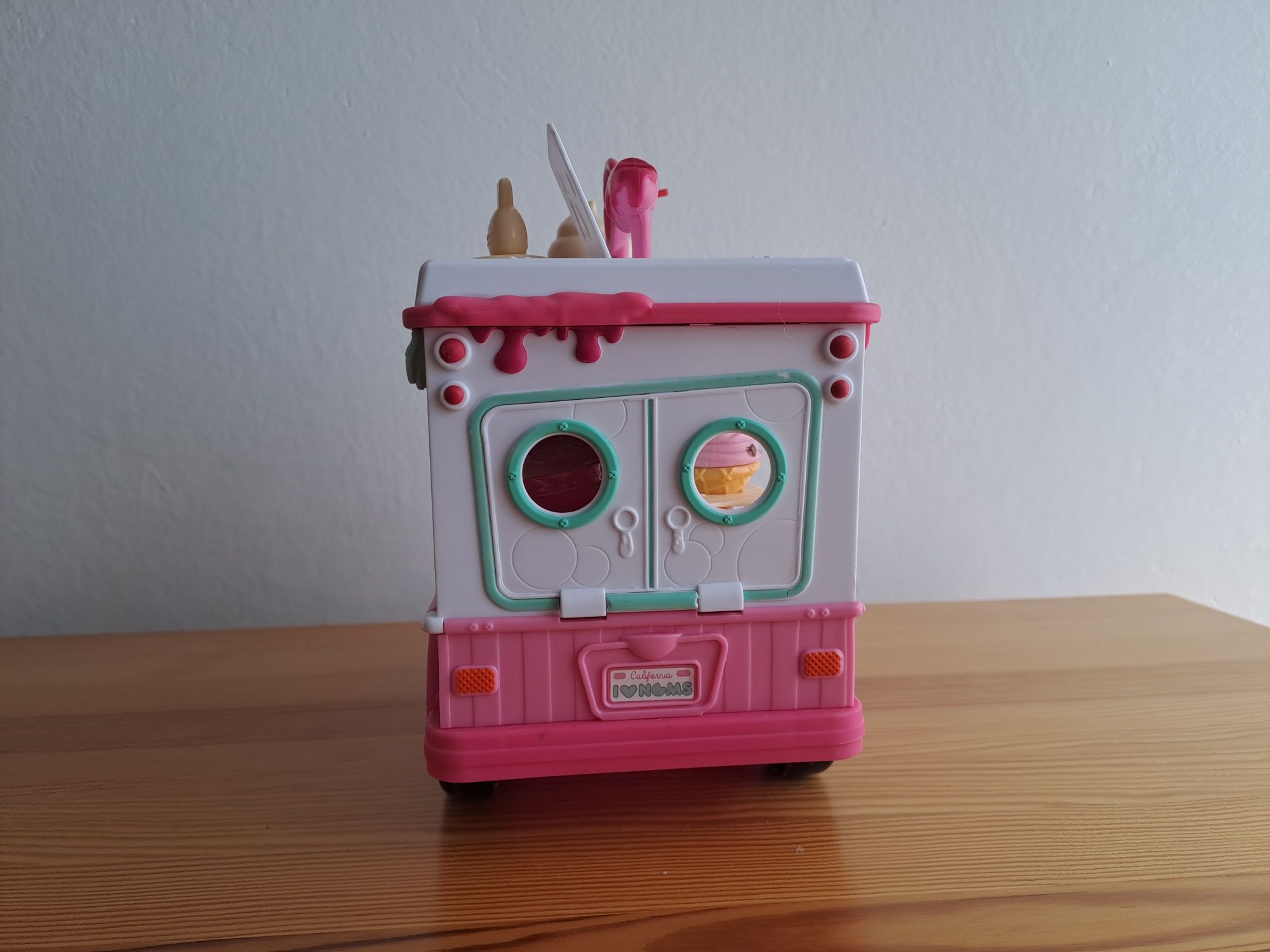 Samochodzik NUM NOMS