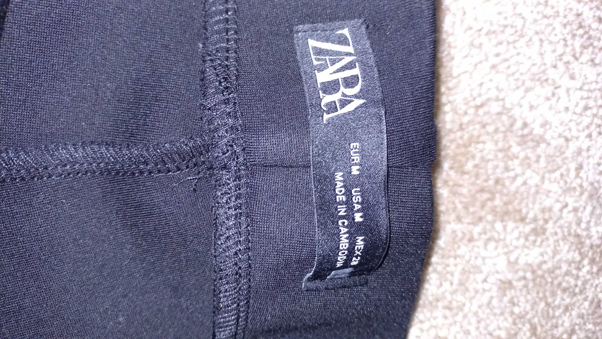 Calça com aplicação em brilhantes de lado. Zara