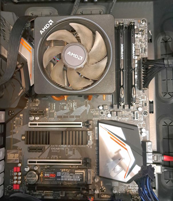 X470 Aorus Ultra Gaming + Ryzen 7 2700X + Kingston 32 GB + Windows 11